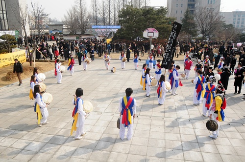 선배들의 졸업을 축하하는 공연이 경영대 앞뜰에서 열리고 있다. ⓒ 김용식 기자