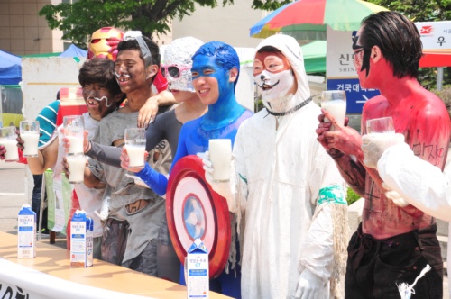 이번에 규모를 키운 우유마시기 대회. 참가자들이 우유를 마시고 있다. ⓒ 건대신문사