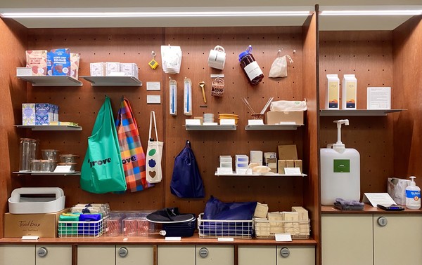 다양한 제로 웨이스트 상품과 리필 스테이션이 배치돼있다/사진・임가현 기자