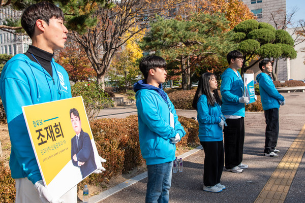 새천년관 앞 선본 〈로:路〉 의 유세 현장/사진·박지우 기자