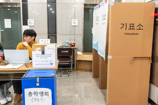 이동식 책상을 움직여 휠체어가 지나가도록 조절할 수 있는 해봉부동산학관 투표소/사진·고태영 기자