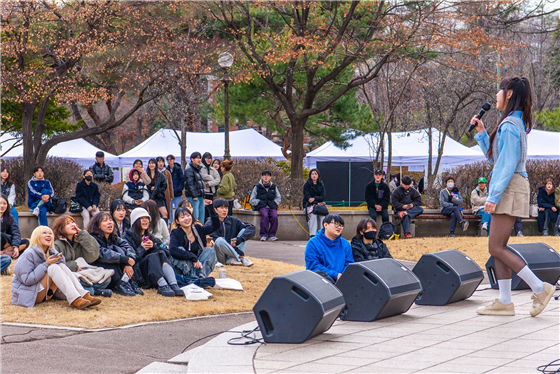 새천년관 앞 황소 동상이 있는 무대에서 동아리 공연을 하고 있다./사진·박지우 기자