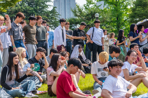 얼굴에 핀 웃음꽃 학우들이 새천년관 앞 황소상에서 서브 무대를 즐기고 있다./사진·박솔 수습기자