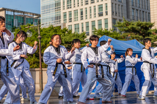 열 맞춰, 자세! 새천년관 앞 황소상 무대에서 태연(태권도 동아리)이 시범 공연하고 있다./사진·박호빈 수습기자