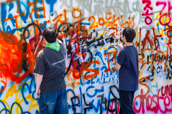 나의 발 도장을 남기다 크래비티 존에서 학우가 스프레이로 하얀 도화지를 채우고 있다./사진·양혜원 수습기자