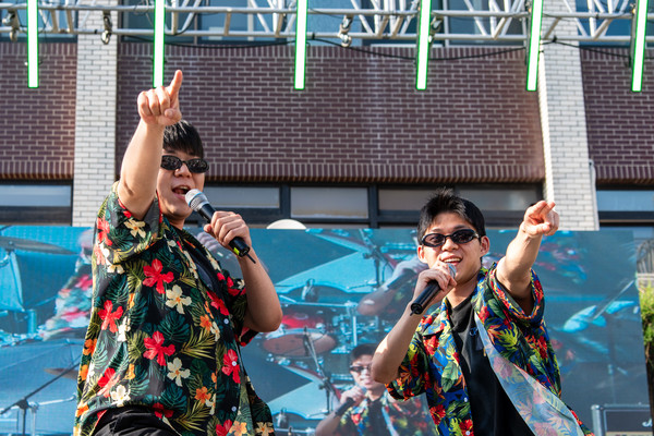 카리스마 장착! 신나는 듀엣 쿠요대전 참가자가 관객을 향해 열정적인 무대를 선보이고 있다./사진·고태영 기자