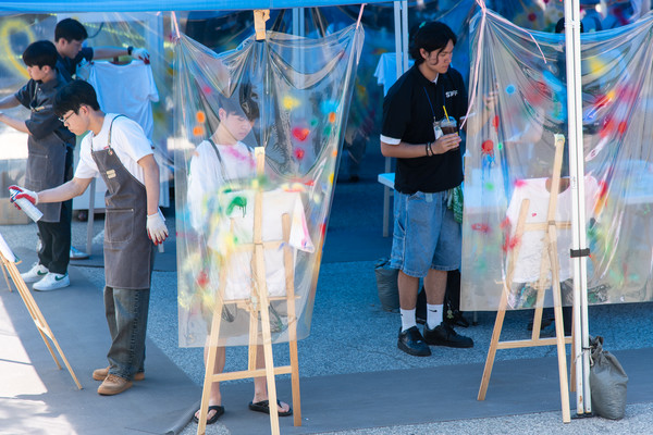 당신의 Palette는? 표현주의 부스에서 학우가 자신만의 옷을 디자인하고 있다./사진·조정연 수습기자