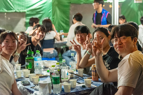 오늘을 기억하며 주점을 즐기고 있는 학우가 카메라를 향해 포즈를 취하고 있다./사진·원예진 기자