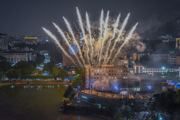 화려했던 축제의 피날레 제1학생회관에서 일감호 방향으로 화려한 폭죽을 쏘고 있다./사진·박지우 기자