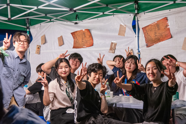 카메라를 향해 브이! 주점에서 축제를 즐기던 학우가 카메라를 보며 웃고 있다./사진·박지우 기자