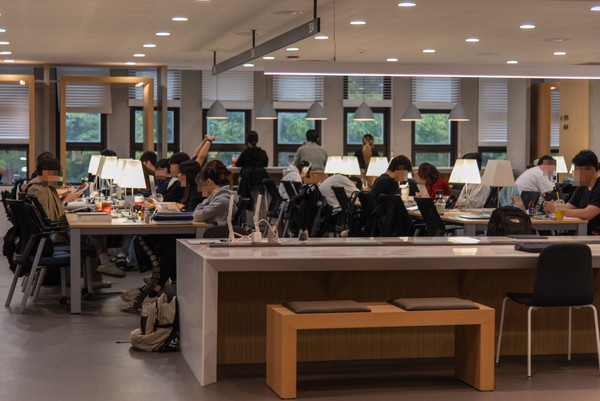 지난 14일 14시경, 어플상에서는 모두 만석이지만 비어있는 제1열람실 좌석의 모습이다. / 사진·고태영 기자