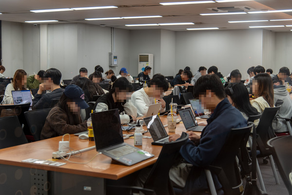 지난 14일 14시경, 대부분의 제2열람실 좌석이 이용 중이다. / 사진·고태영 기자