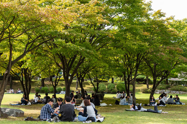 지난해부터 꾸준히 진행되며, 우리 대학에서 하나의 문화로 자리잡고 있는 ‘코지존 (COZY ZONE)’ 행사가 지난달 24일부터 1일까지 진행됐다. 이번 행사에서는 학우들이 따스한 햇빛과 신선한 바람을 만끽하며 힐링하고 있다./사진·김형석 기자