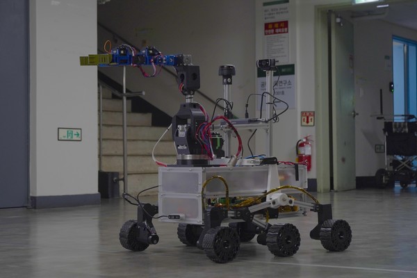 돌밭’이 출품한 ‘DOLBOT-X /제공·돌밭